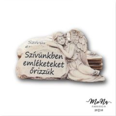   Kőtáblára boruló angyal-szívünkben emléketeket őrizzük (kicsi) 3,5x6cm