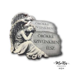   Kőtábla mellett ülő angyal-Örökké szívünkben élsz 6,5x8cm